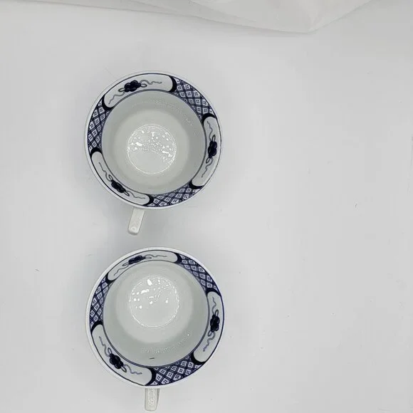 Vintage Wedgwood “Volendam” Cups – Set of 2 – Blue & Multicolor Dutch Folk Art - Picture 3 of 5